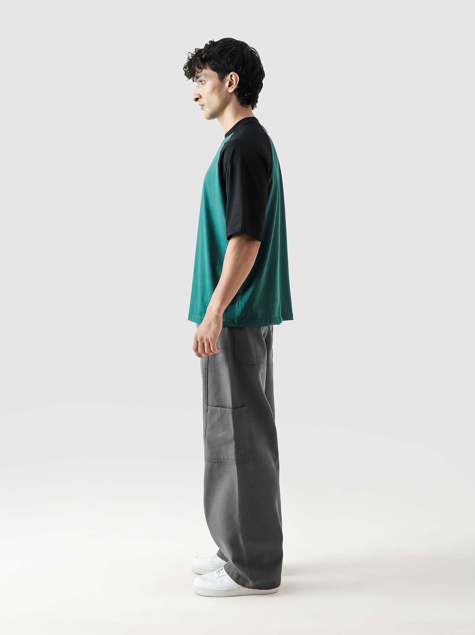 CORE tees racing green raglan closeup contrast sleeve logo detail Pakistan – GROOVY