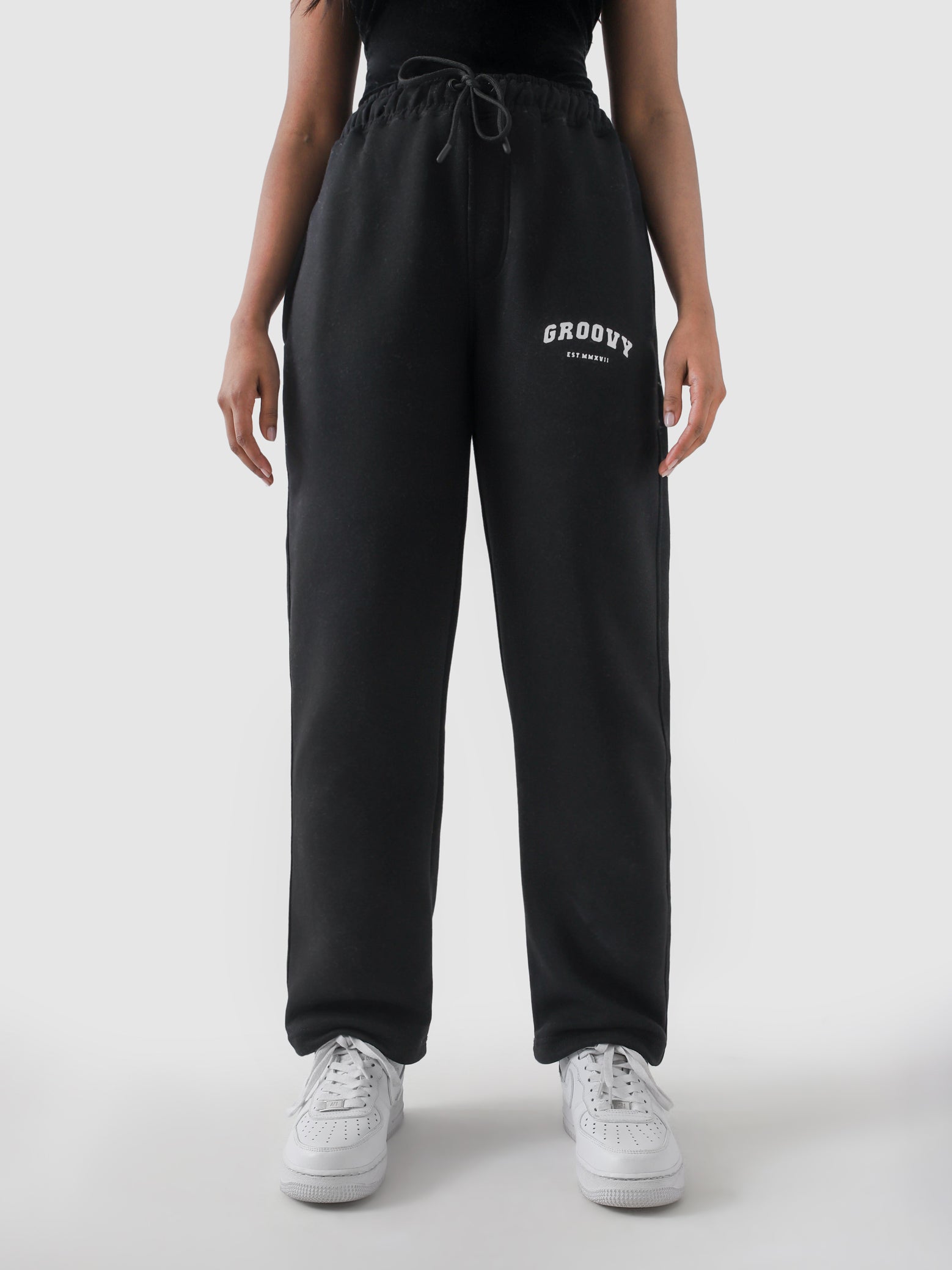 Black essential winter trouser female model front view slim fit Pakistan – GROOVY