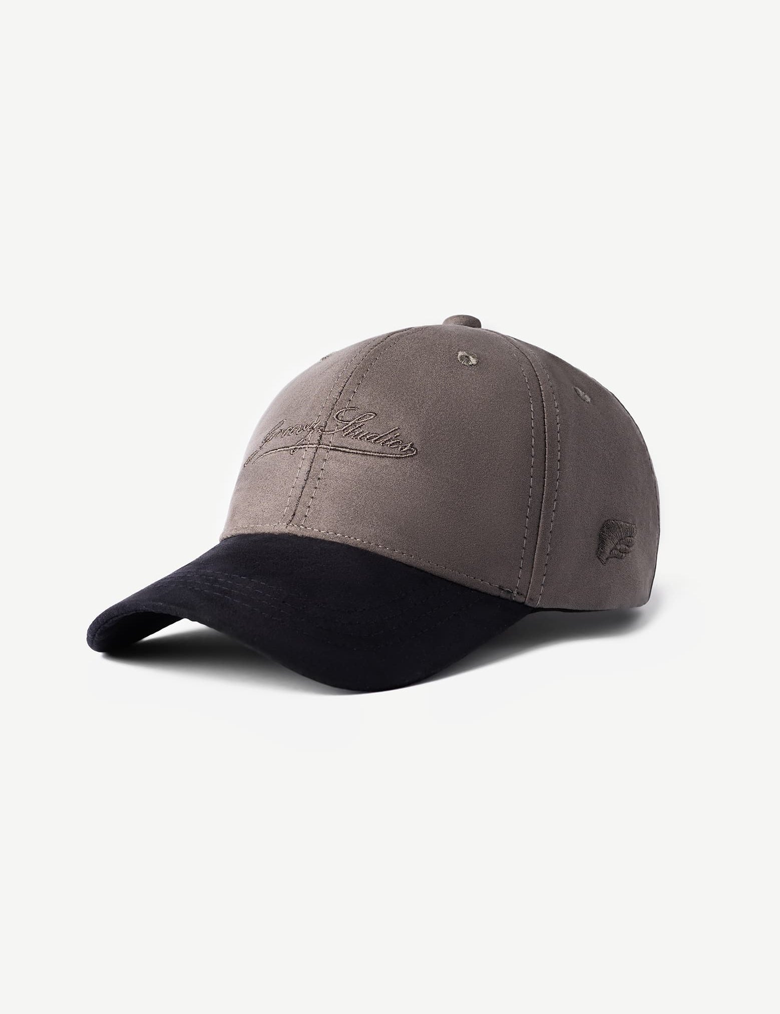 GROOVY Super Suede cap in storm taupe with dark contrast brim and clean embroidery