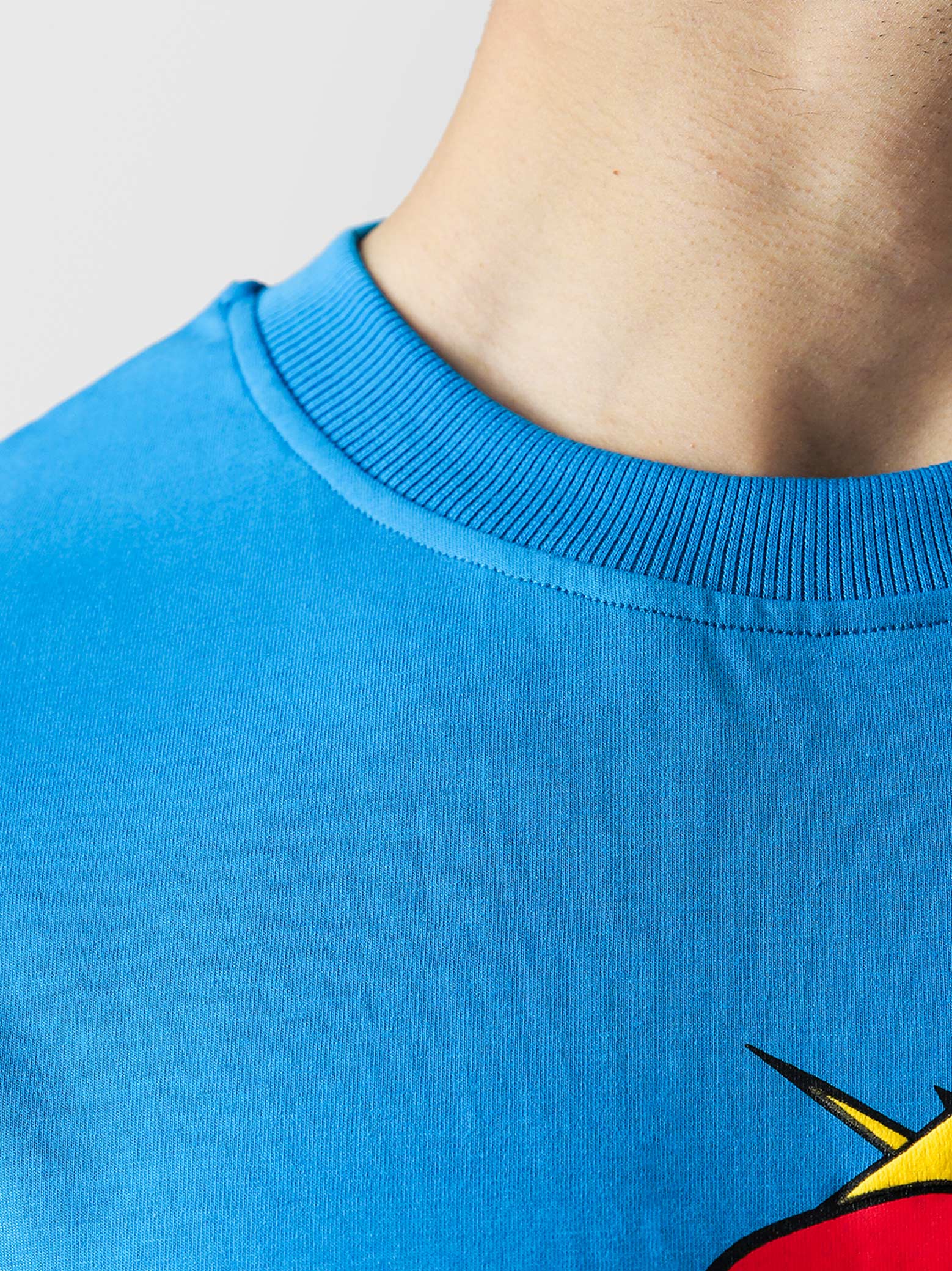 MONEY LOVES ENERGY tee male model side angle electric blue oversized Pakistan – GROOVY