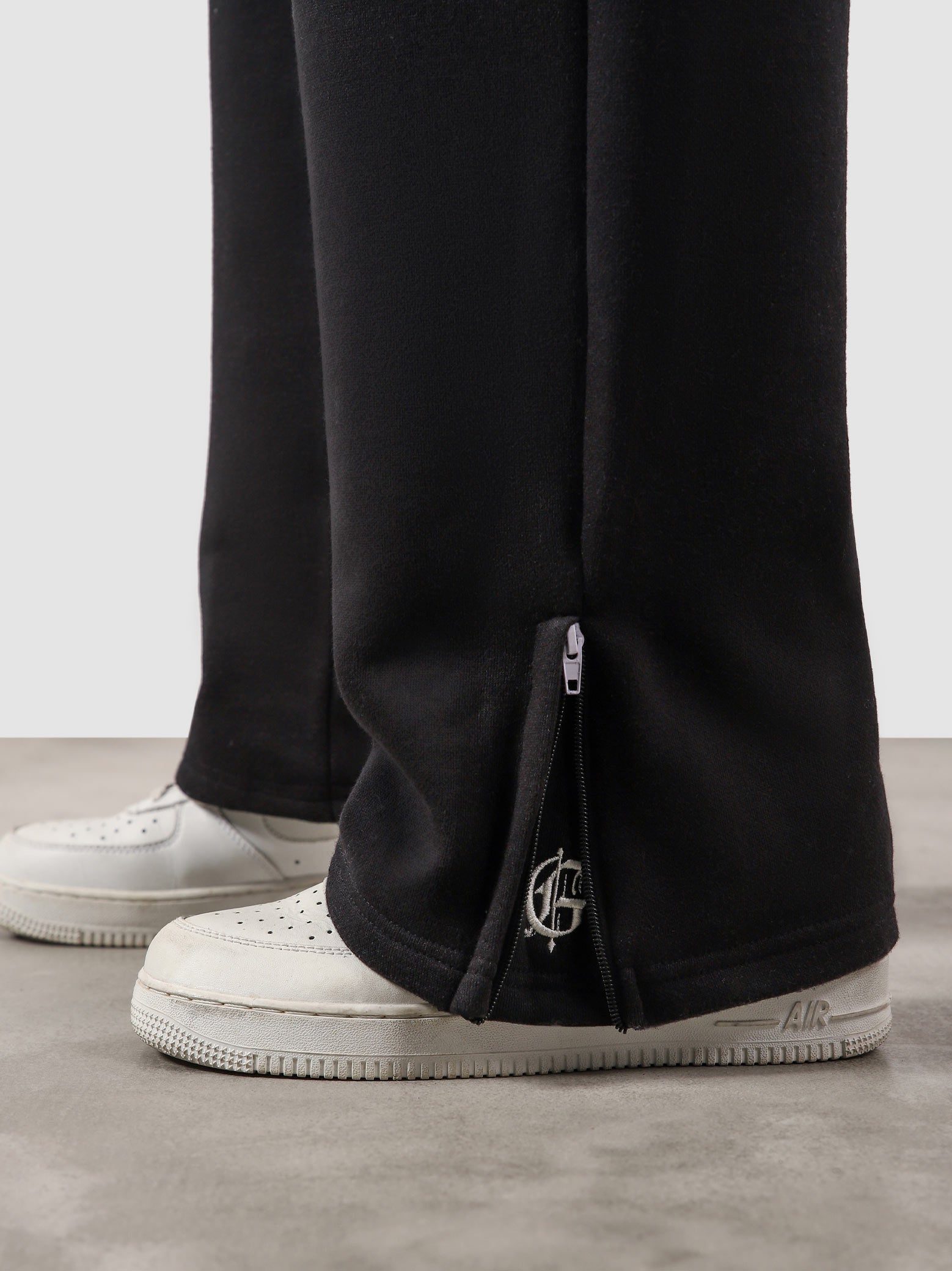 Utility Sweats black female model front view relaxed fit Pakistan – GROOVY