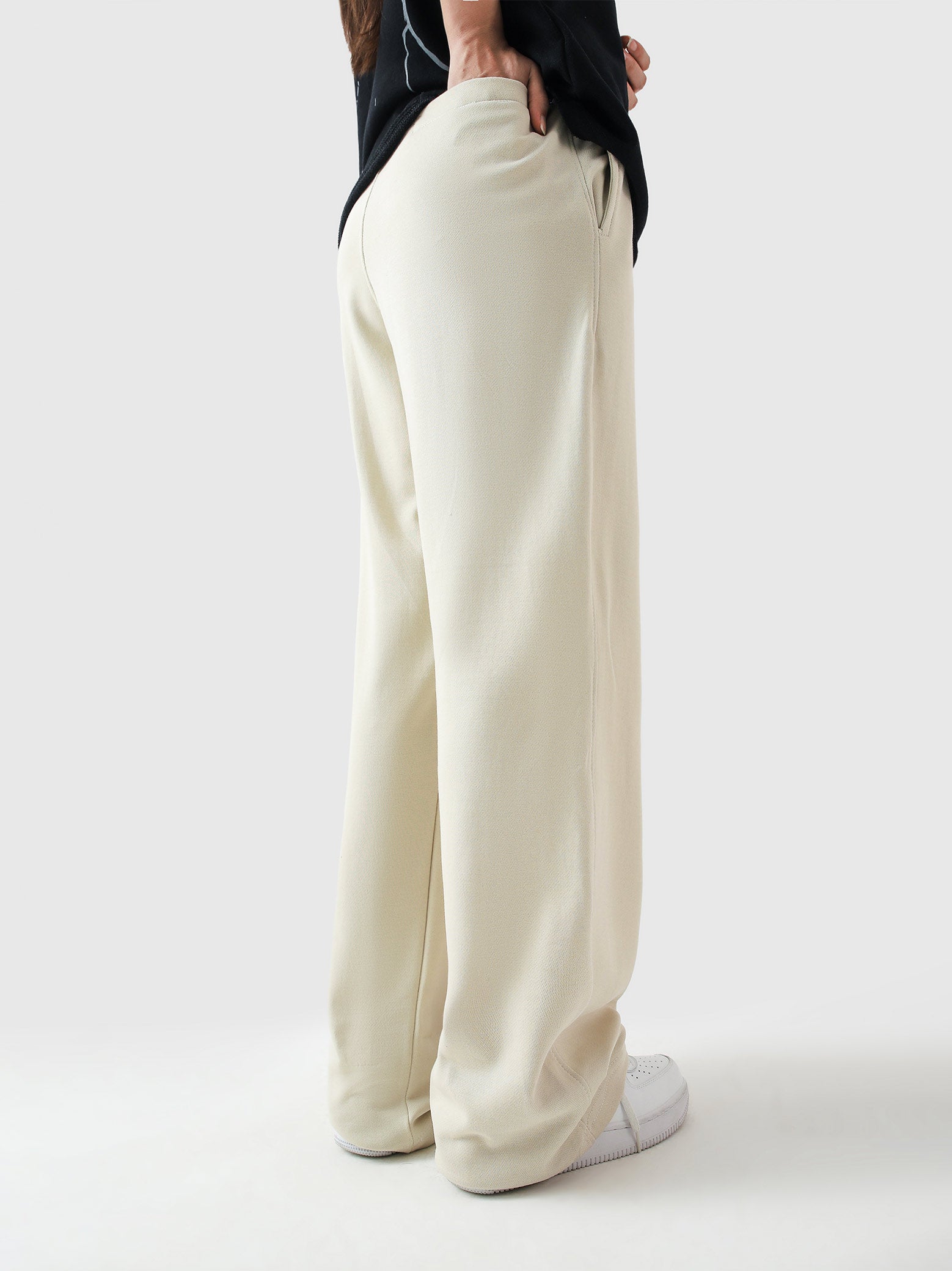 Cream baggy trousers side view full body male model Pakistan – GROOVY