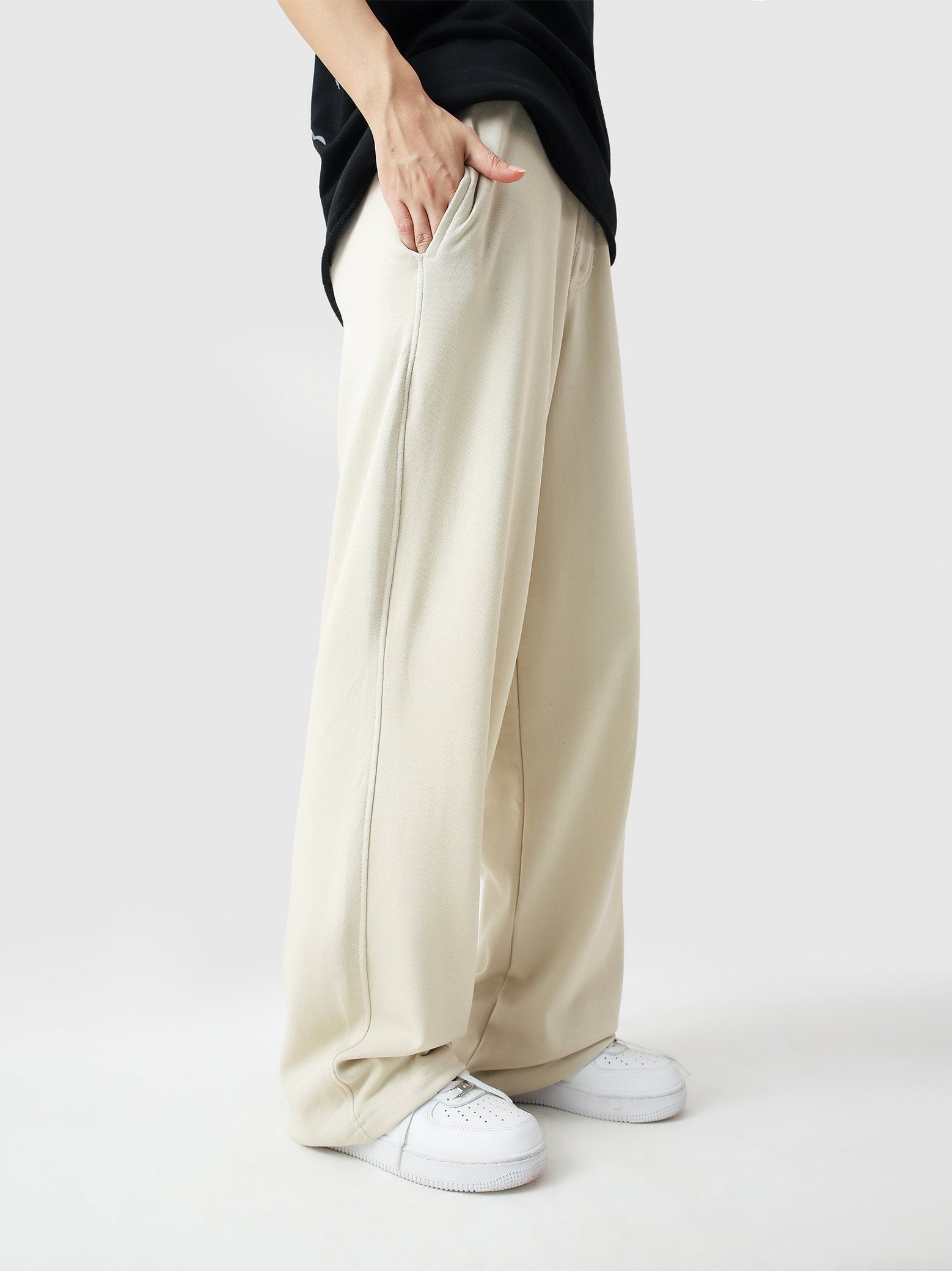 Cream baggy trousers seated lifestyle shot streetwear couple Pakistan – GROOVY