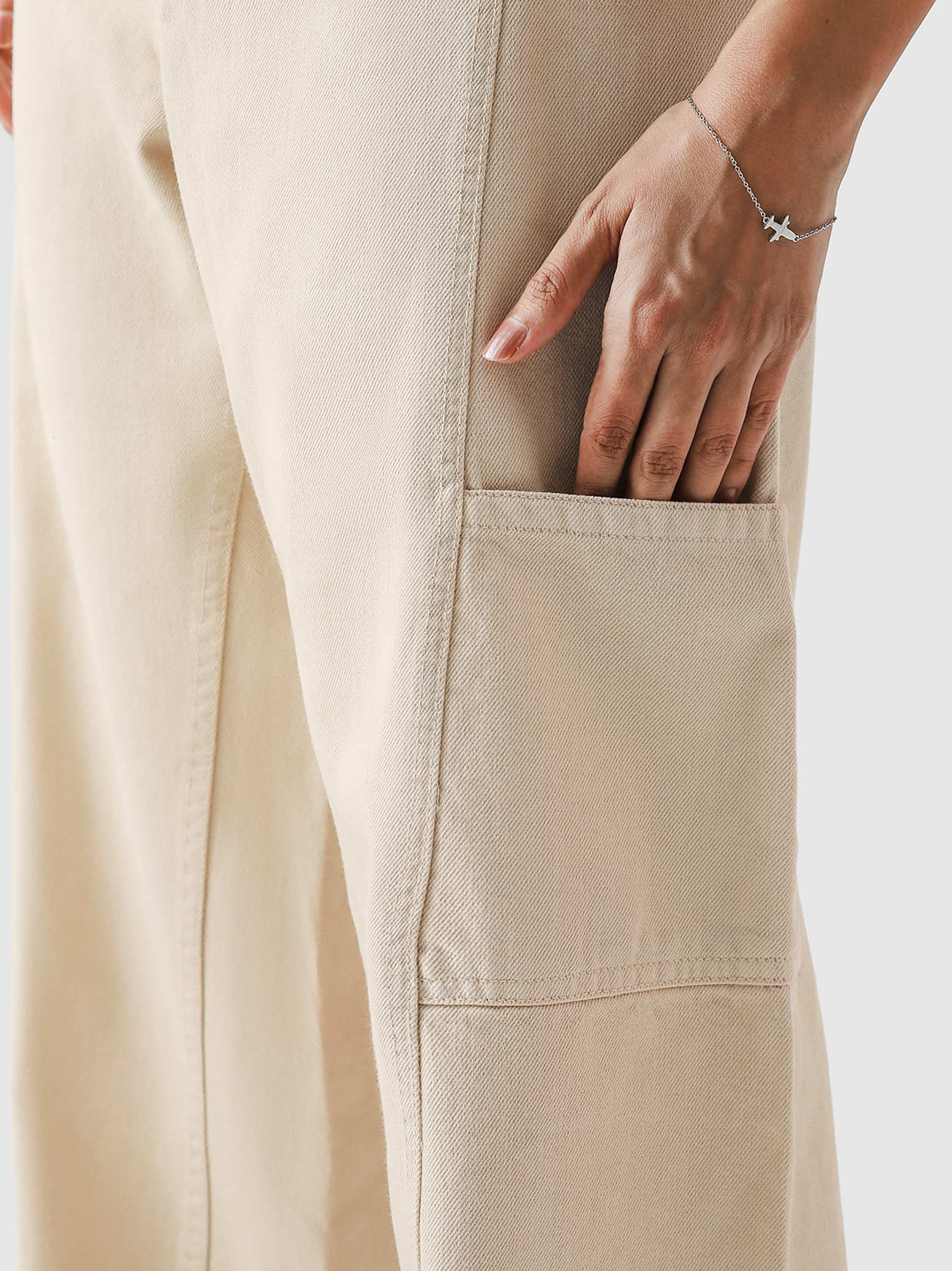Cream Utility V1 cargos couple lifestyle shot Pakistan – GROOVY