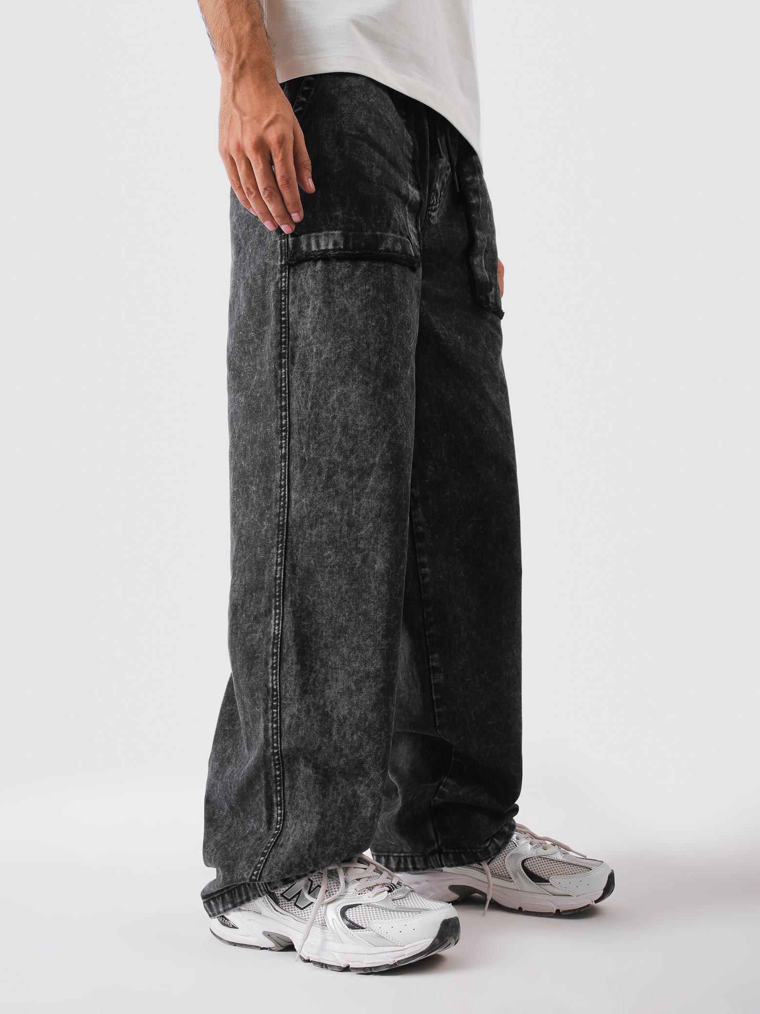 Raw edge flap pocket at the thigh - GROOVY Pakistan