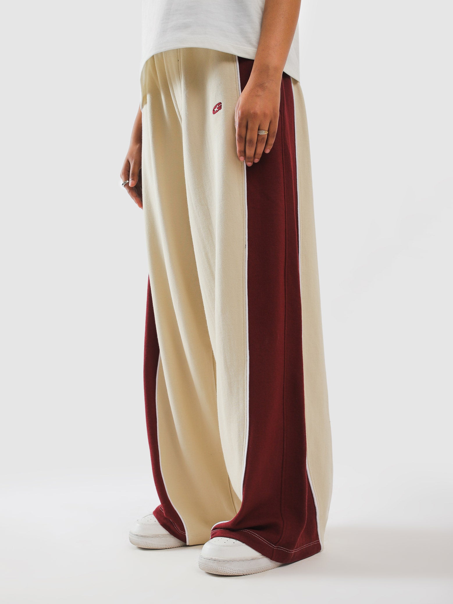 Elastic waist on cream cotton terry sweatpants - GROOVY Pakistan