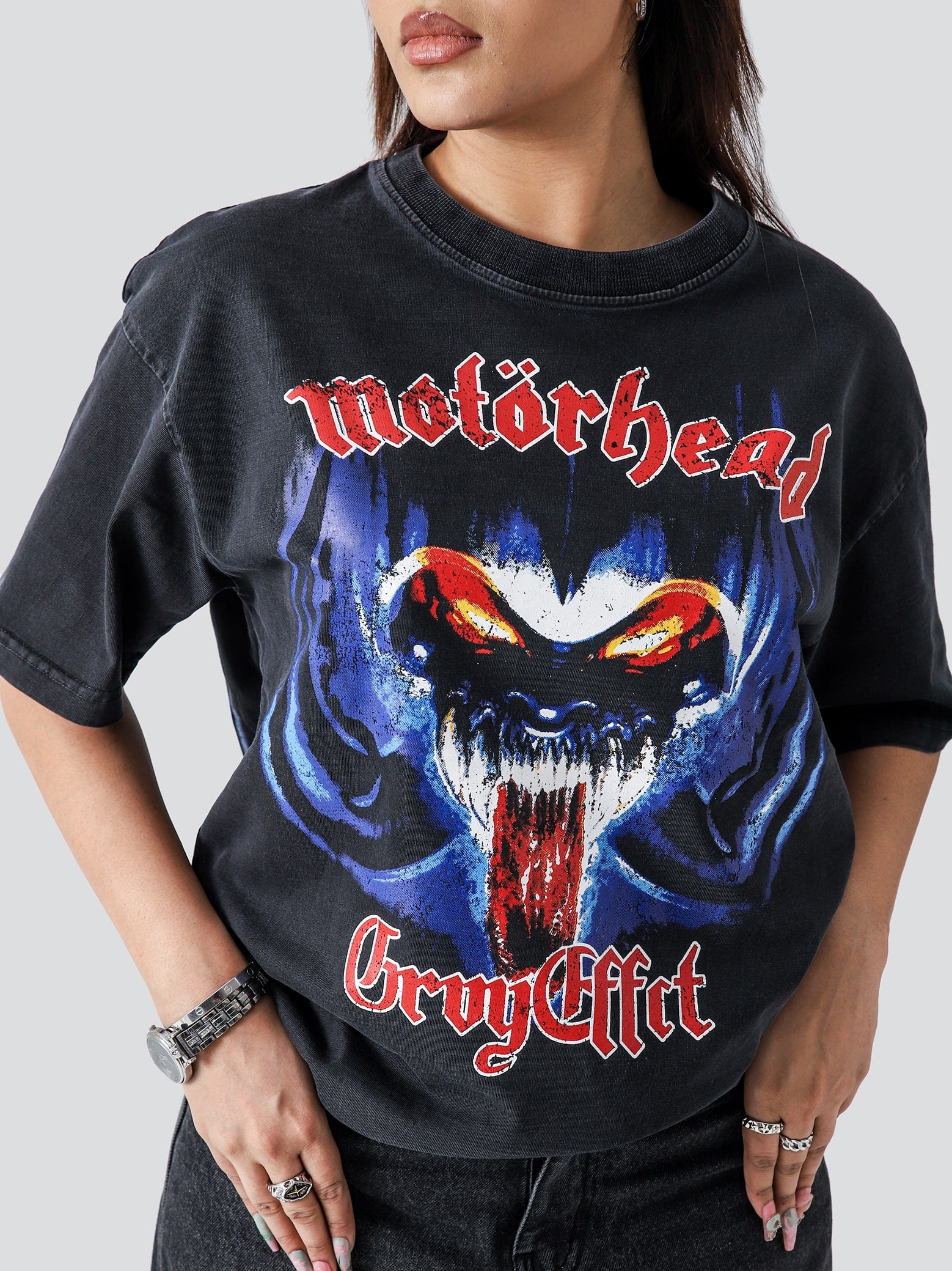 Black Washed Motorhead Tee Female Model Front View – GROOVY Pakistan