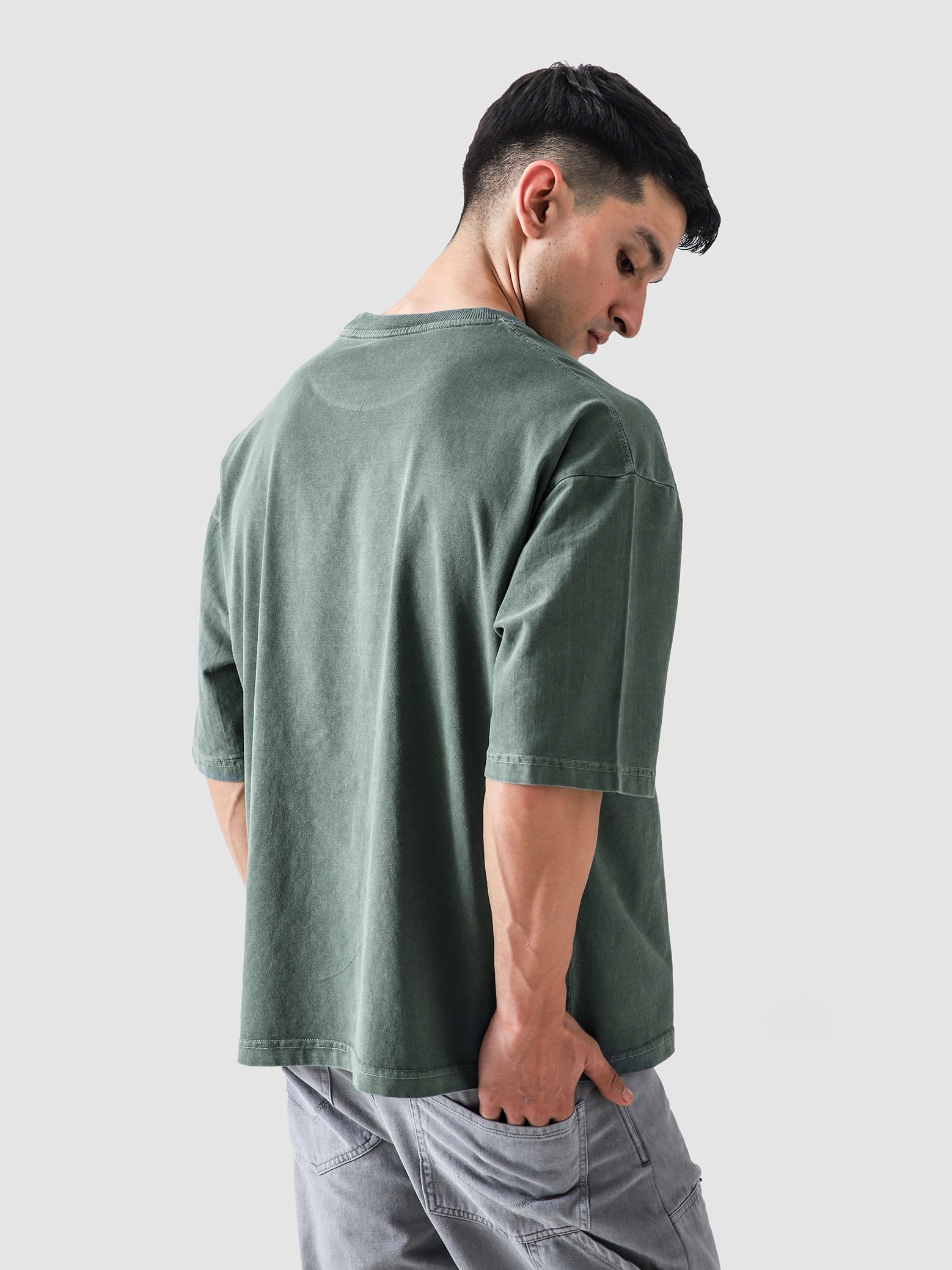 Emerald Green Washed Blank Tee Female Model Back View – GROOVY Pakistan
