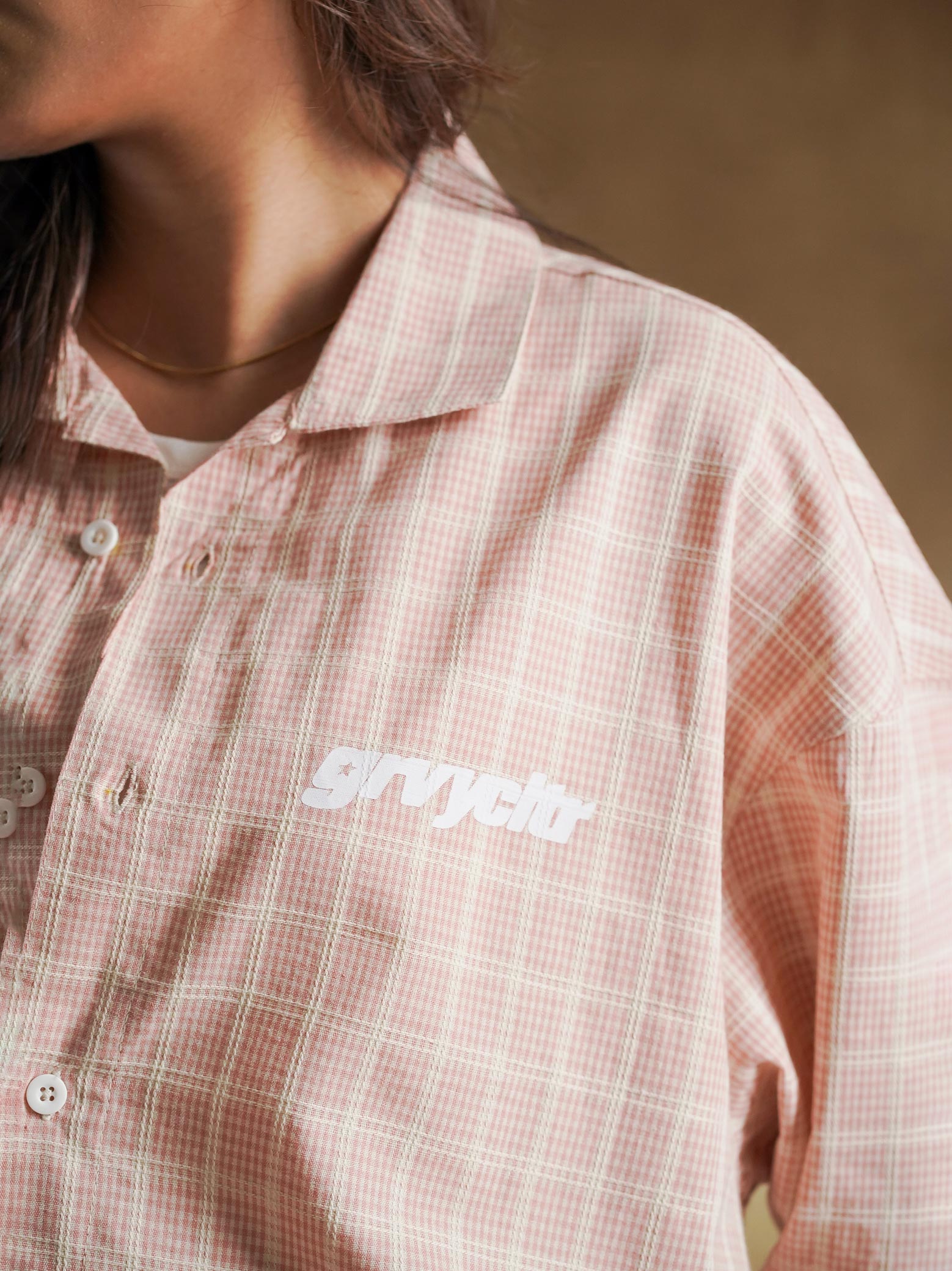 Cropped hem detail on plaid button up shirt - GROOVY Pakistan