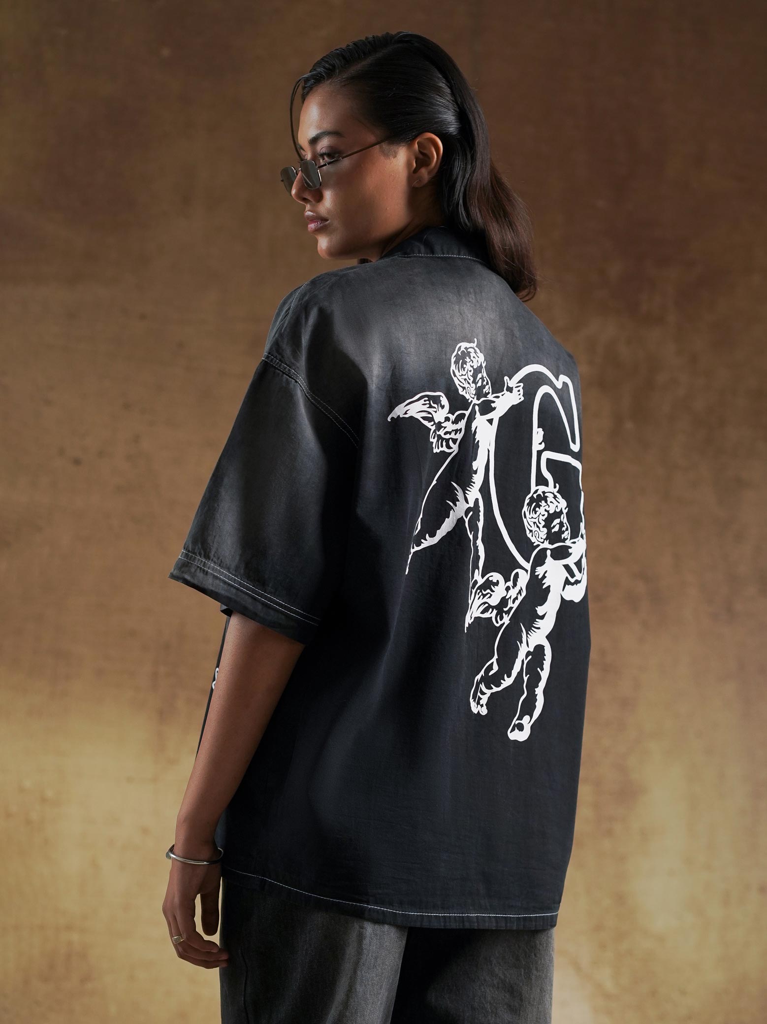 Curved hem and side seam on Washed Angels shirt - GROOVY Pakistan